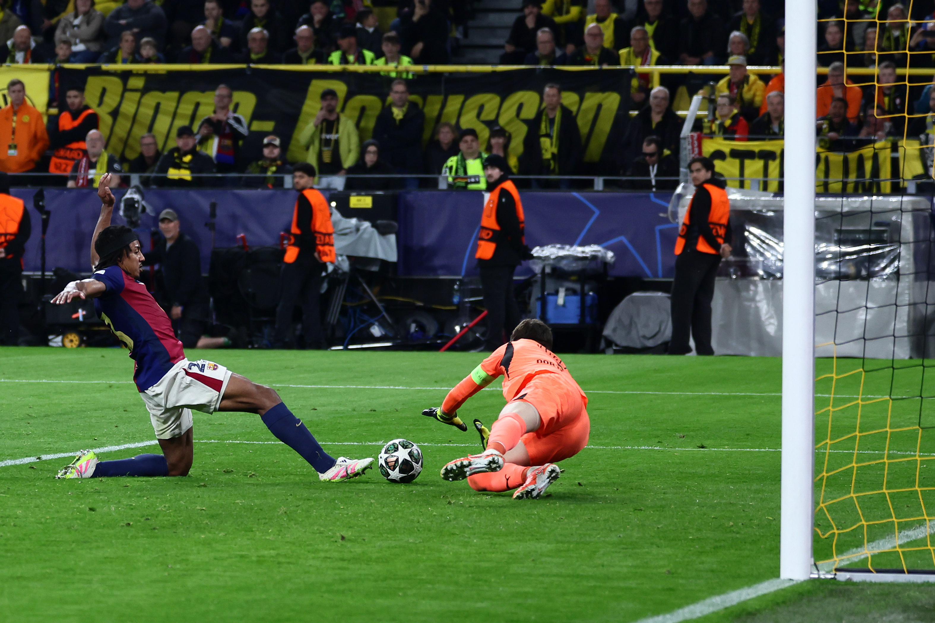 梅西独中两元，巴塞罗那晋级欧冠四强