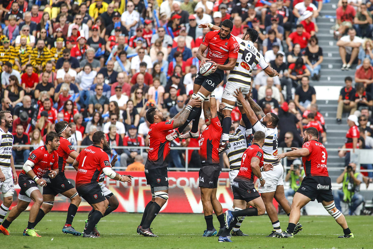 足球比赛的胜利之战，预示着激烈角逐即将进行