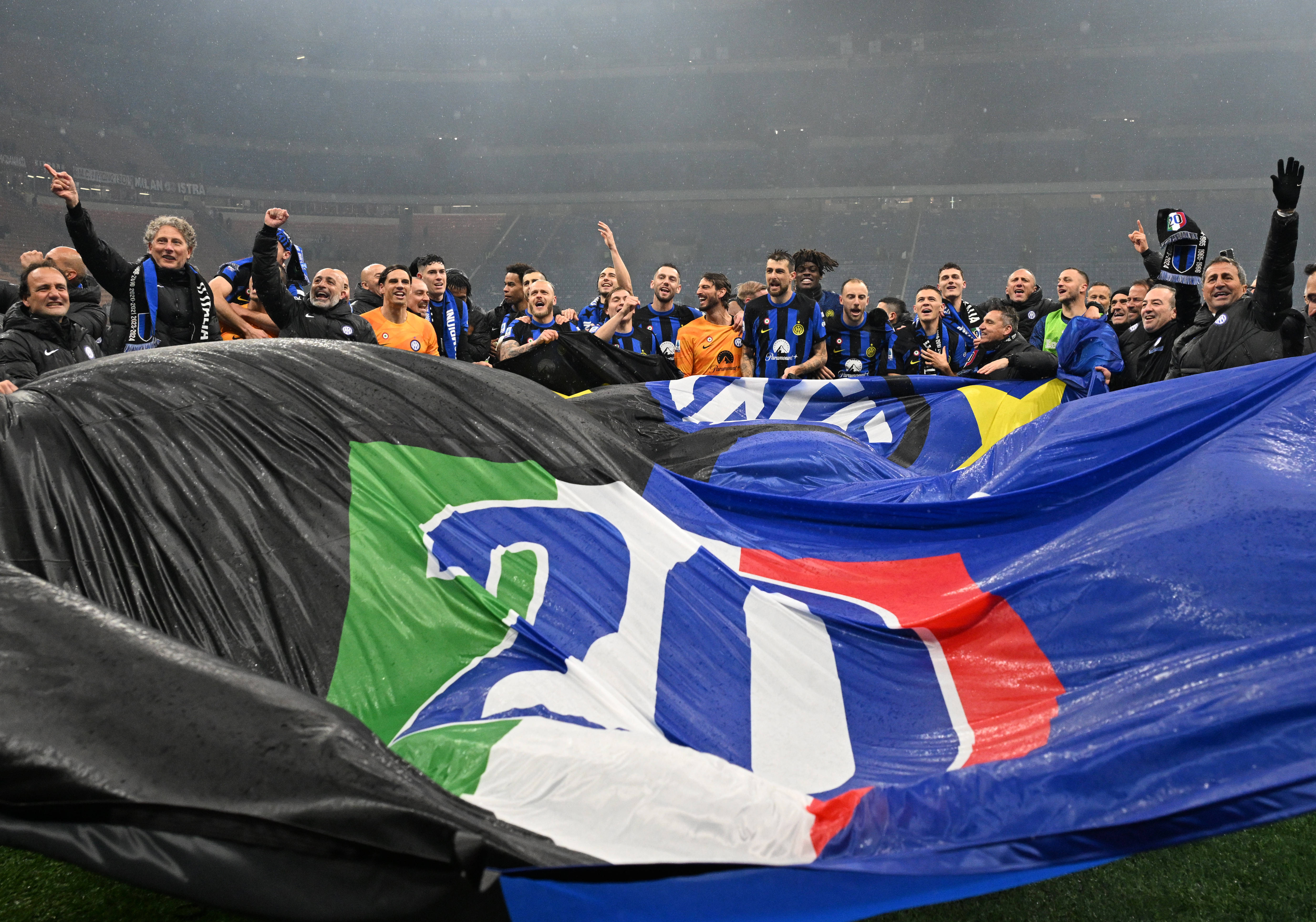 包含米兰德比即将上演，国际米兰迎战AC米兰的词条