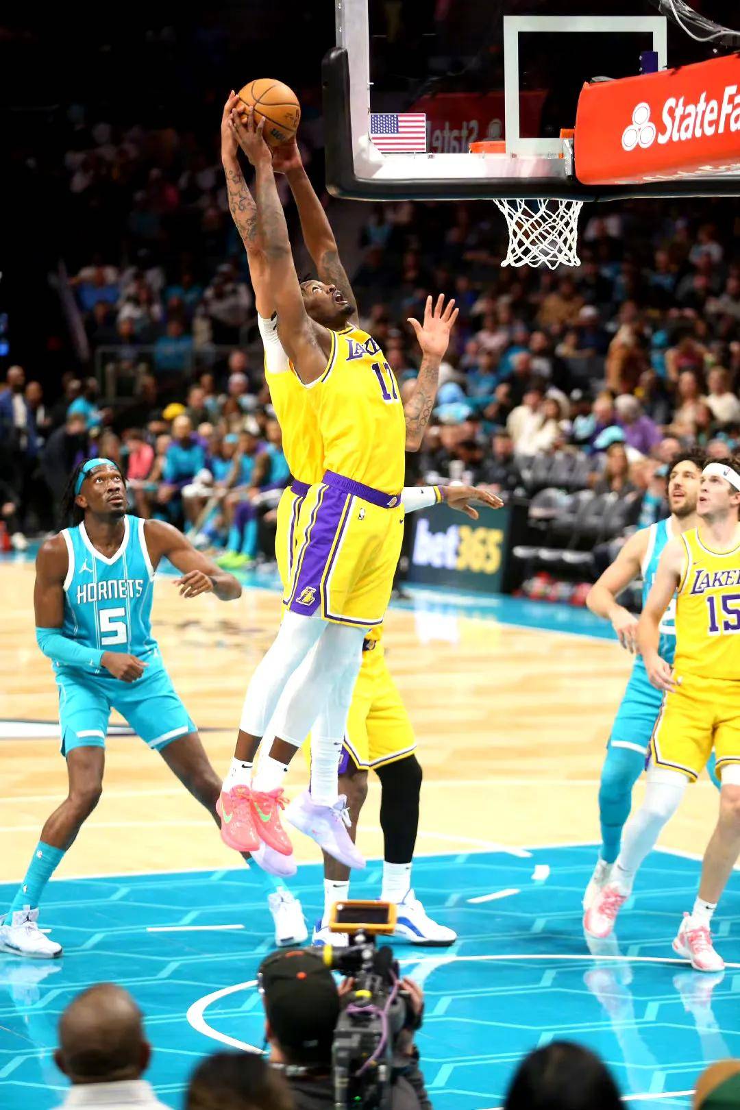 快船队主场大胜湖人，取得四连胜