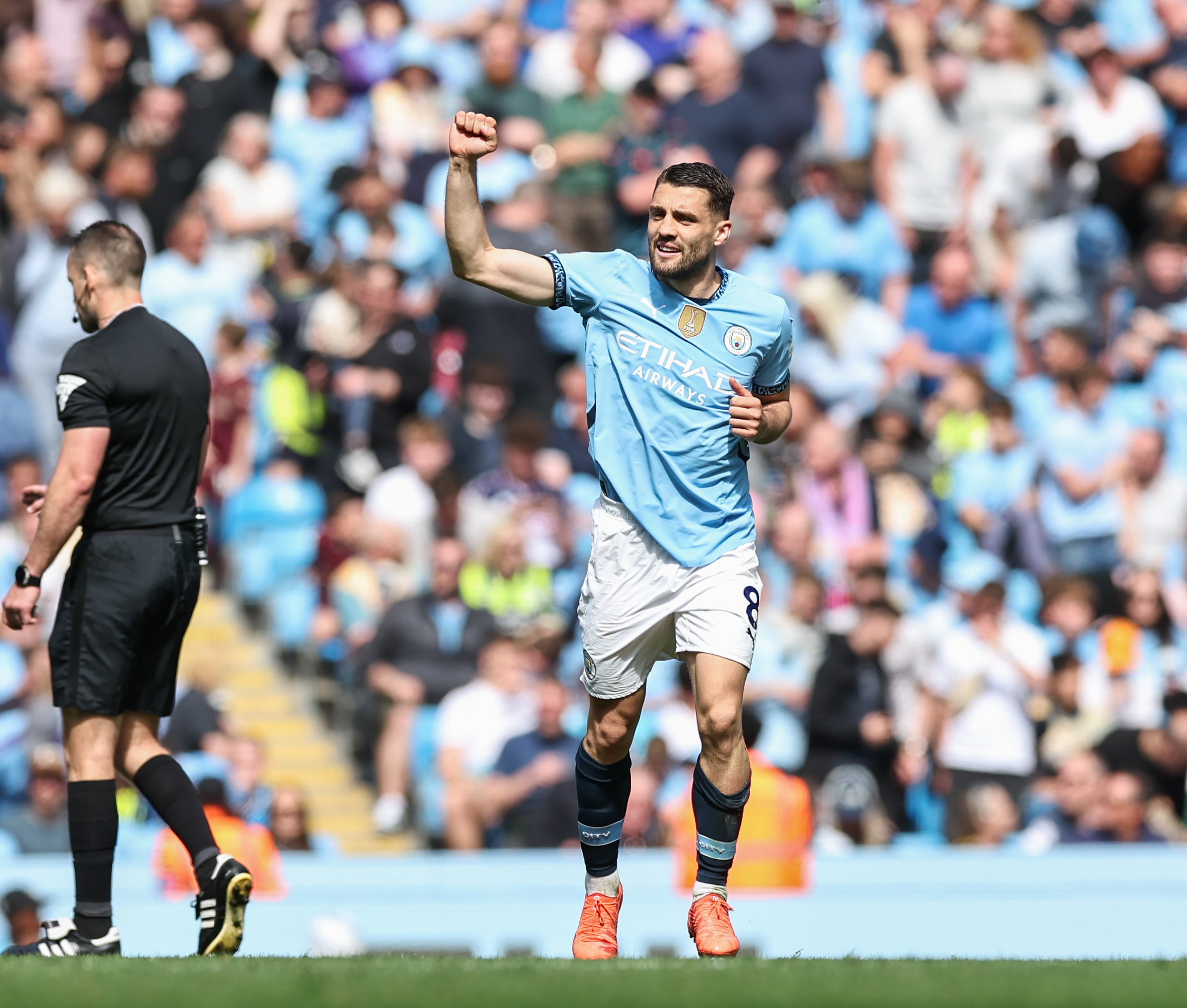 斯特林梅开二度，曼城大胜扩大领先优势的简单介绍