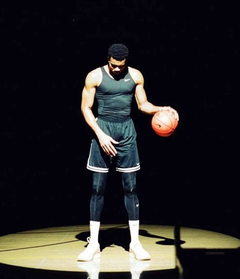 字母哥迎来二十赛季出色发挥，巴黎圣日耳曼观众热烈欢呼！的简单介绍