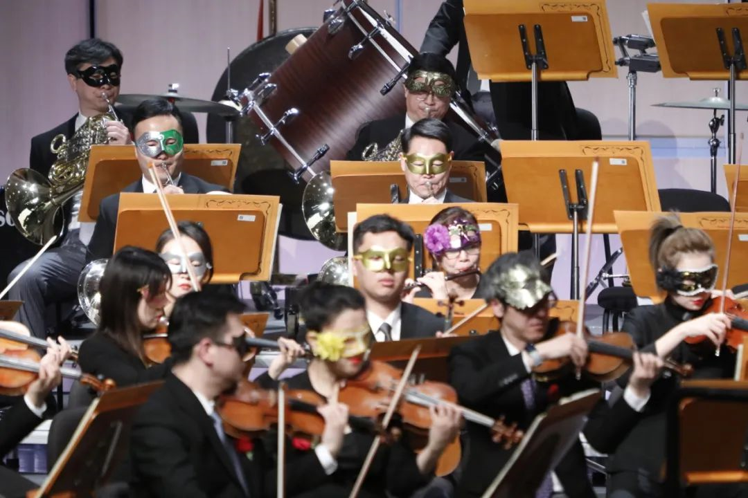 关于哈兰德迎来十赛季出色发挥，美国队观众热烈欢呼！观众掌声雷动的信息